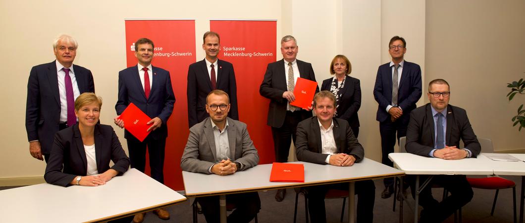 Am Abend des 29. September haben die Vertreter der Sparkasse Mecklenburg-Schwerin, der Sparkasse Parchim-Lübz und der zugehörigen Landkreise den Fusionsvertrag der beiden Sparkassen unterschrieben.