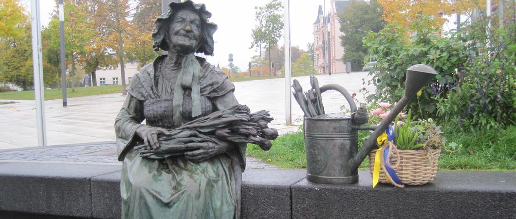 Mit einem Blumengruß für Schwerins Ehrenbürgerin Bertha Klingberg erinnert die Landeshauptstadt an den 122. Geburtstag der beliebten Blumenfrau, die am 21. Oktober 1898 in Hamburg geboren wurde.
