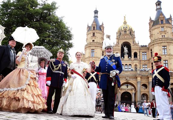 Beim historischen Schlossfest übernimmt Großherzog Friedrich Franz II. einen Tag lang seine frühere Residenz
