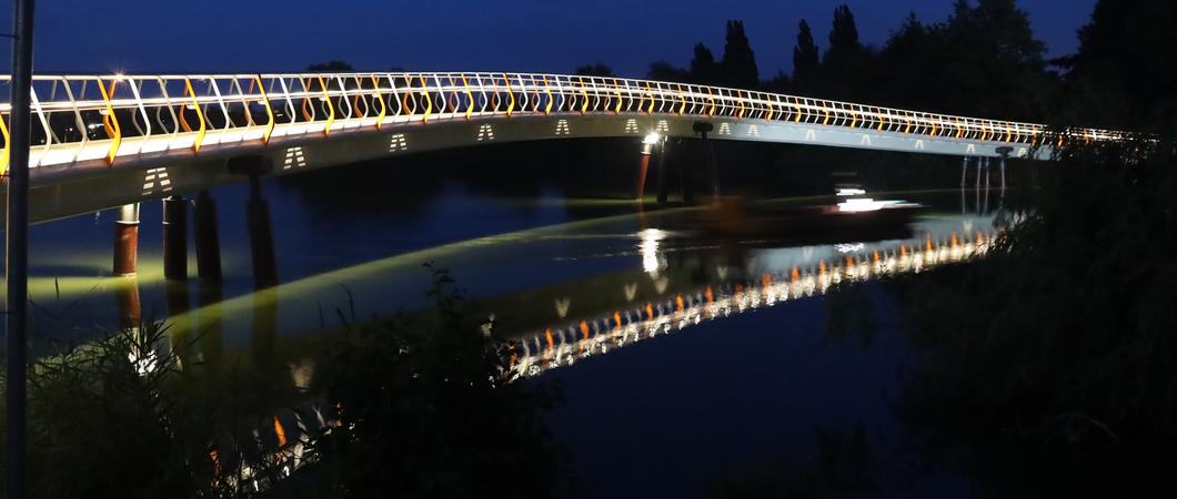 Die Brücke leuchtet im Dunkeln und ist somit immer sicher befahrbar
