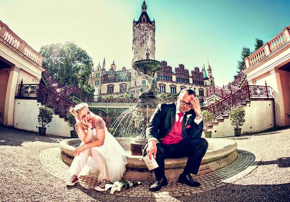 Frisch getraut ließ sich das Brautpaar Jakobs vor der Kulisse des Schweriner Schlosses ablichten, Foto: Chris und Tania Manteufel