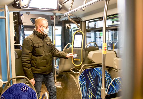 Dirk Iosub demonstriert den Vorgang des bargeldlosen Bezahlens im E-Bus des Schweriner Nahverkehrs