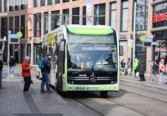 Auf dem Weg zu einer klimaneutralen Stadt setzt sich der Schweriner Nahverkehr für einen „sauberen ÖPNV“ (öffentlicher Personennahverkehr) ein und legt dabei vermehrt den Fokus auf Elektromobilität.