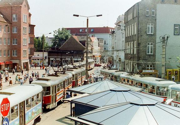Mobile Reklame gehört in Schwerin seit jeher zum Stadtbild. Schon in ihren Anfangsjahren ab 1946 ratterten Straßenbahnen mit Werbung über die Schienen. Zu DDR-Zeiten setzten sie positive Signale für die in Schwerin produzierenden Kombinate.