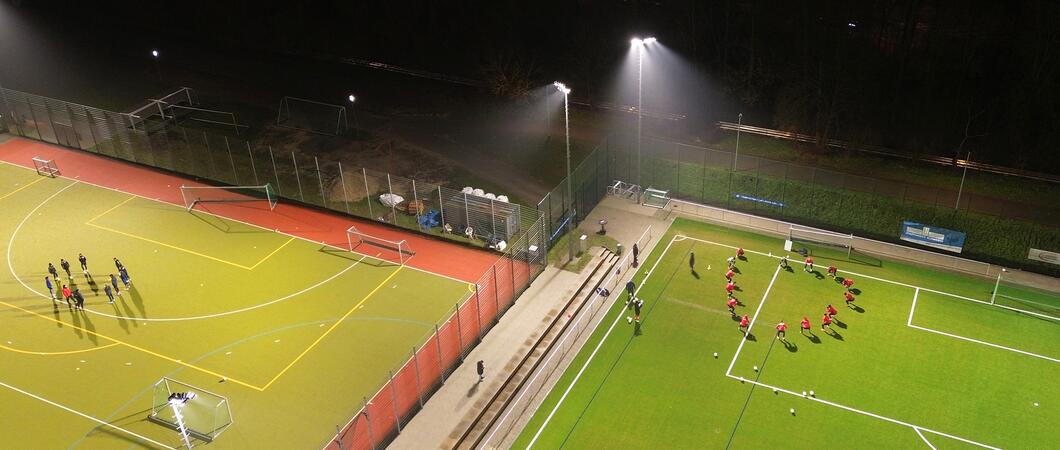 Die Modernisierung des Kunstrasenplatzes im Sportpark Lankow ist erfolgreich abgeschlossen. Durch intensiven Trainings- und Spielbetrieb war der Belag verschlissen und musste erneuert werden. Verbessert wurde auch das Umfeld des Platzes.