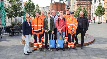 Zwei neue Auszubildende verstärken seit 1. September die Reihen des SDS. Sie lernen im Unternehmen die unterschiedlichen Aufgaben des Berufes eines Straßenwärters und im Landschaftsgartenbau kennen und werden dabei von vielen Seiten unterstützt.