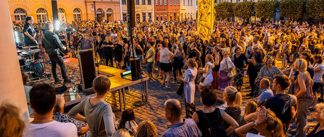 Zum dritten Mal startet DIE STADTFETE, ein Musik- und Kleinkunstfestival, vom 18. bis 21. Juli in der Innenstadt von Schwerin. In diesem Jahr wird das Festival erstmals in Trägerschaft des ATARAXIA e.V. vom musiKKlub organisiert.