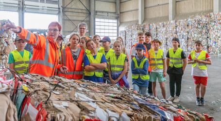 Kinder der 4. Klasse der Naturgrundschule Plate haben die SAS besucht, um etwas mehr über richtige Mülltrennung und die Verwertung der Rohstoffe zu erfahren.