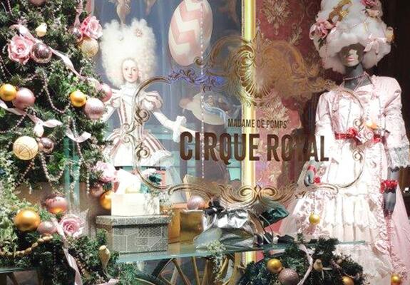Weihnachten steht vor der Tür. Kressmann begrüßt seine Kunden im Cirque Royal und stimmt sie auf die Feiertage mit Weihnachten nach Art des Rokokos ein.