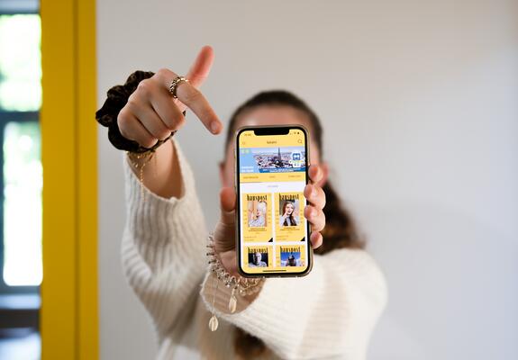 Ob im Bus oder in der Bahn, im Wartezimmer oder zu Hause: Mit der hauspost-App sind alle Ausgaben des Stadtmagazins auf dem Handy dabei. Sie ist praktisch für unterwegs und kann immer und überall, egal wann und an welchem Ort, gelesen werden.