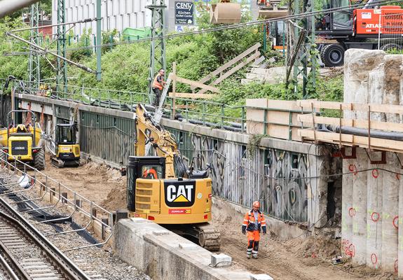 Es ist zurzeit viel in Bewegung auf der Baustelle. Allerdings finden die Aktivitäten hauptsächlich unter dem neuen Bauwerk, an den Gleisen der Deutschen Bahn in Richtung Hauptbahnhof statt.