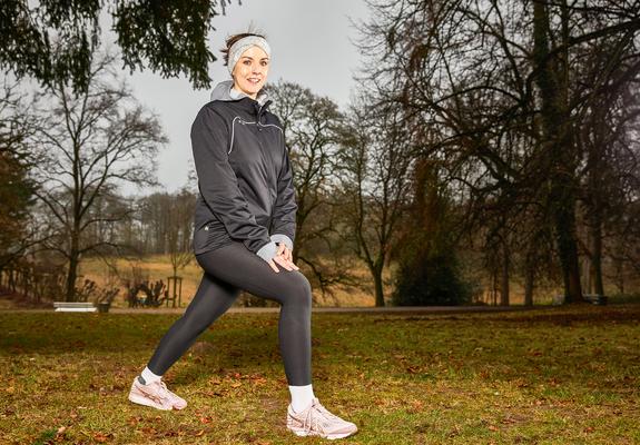 Denise Hanke zeigt drei Übungen für das richtige Aufwärmen vorm Laufengehen