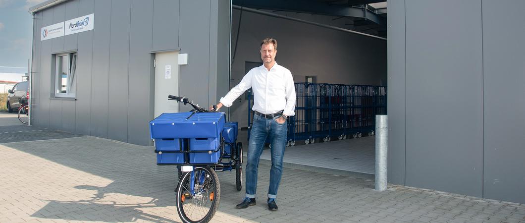 Marko Herkner, Geschäftsführer der LSG M-V ist froh, über das neue Depot in Parchim. Mit den neuen Firmenwagen und Trikes sind die Zusteller optimal ausgerüstet, Foto: maxpress