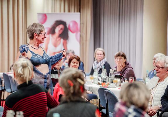 Vorweihnachtliches Treffen mit Gleichgesinnten zum Reden, Genießen und Wäsche entdecken