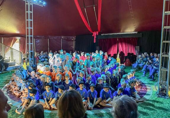Die 160 Kinder der Neumühler Grundschule studierten eine eigene Zirkusshow ein.