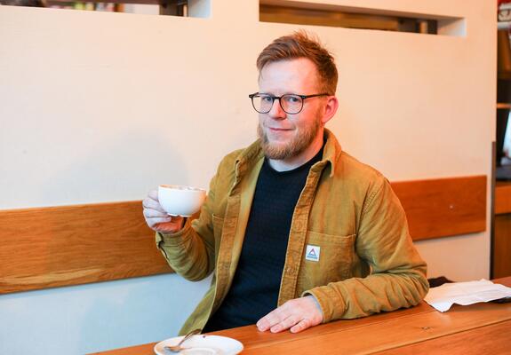 Stefan Purtz (Foto) liebt Landkarten. Als Kind studierte er Atlanten. Als Erwachsener studierte er Wirtschaftsgeografie. Heute hilft ihm sein Wissen darüber, bestimmte Zusammenhänge in Städten zu verstehen, Netzwerke herzustellen und zu pflegen.