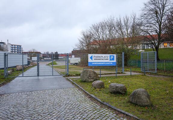 Dass die Anwohner in der Von-Flotow- Straße sauer über den Ausweichparkplatz im Stadion Lambrechtsgrund sind, ist nachvollziehbar.