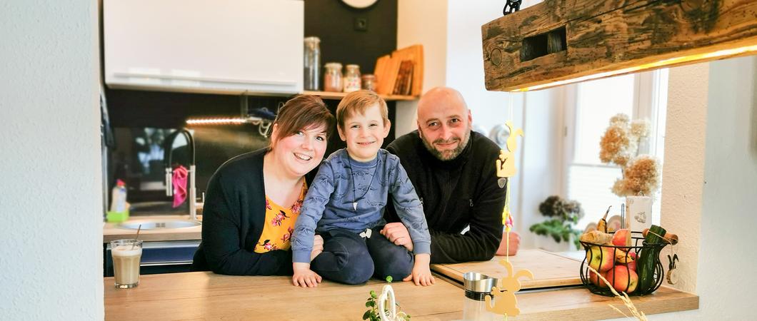Stefanie und Friedemann Blümel mit Sohn John an ihrer neuen Durchreiche von der Küche zum WohnzimmerFoto: maxpress