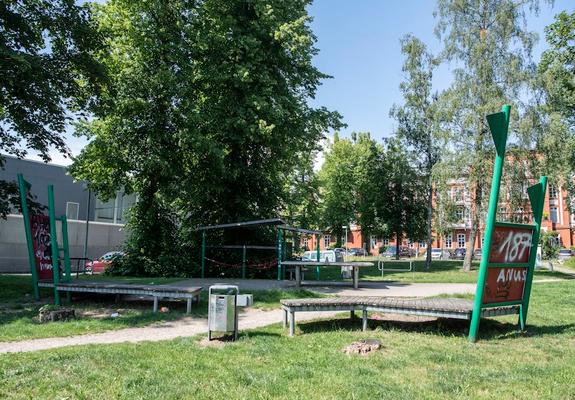Der Spielplatz in der Straße Reiferbahn ist ein vielgenutzter Anlaufpunkt für Kinder zum Toben und Abtenteuer erleben. Viele Menschen aus den umliegenden Wohngebieten, oder die zu Fuß in die Stadt unterwegs sind, verbringen hier gerne Zeit.
