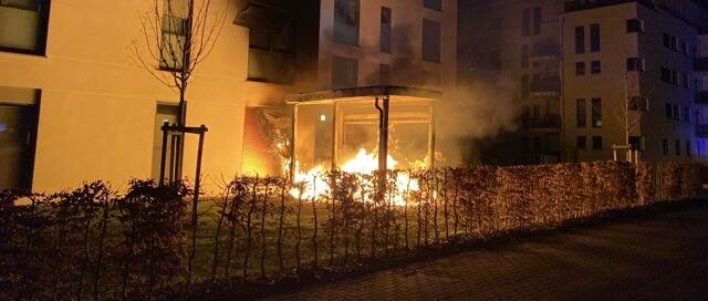 Durch den Brand von Müllcontainern in der Werdervorstadt ist ein Wohnhauses beschädigt worden. Bewohner und Einsatzkräfte blieben unverletzt.