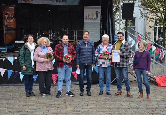Am Sonntag eröffnete der stellvertretende Oberbürgermeister Bernd Nottebaum die 32. Interkulturelle Woche in der Landeshauptstadt auf dem Markt mit dem Festival der Kulturen und vielfältigen Angeboten.