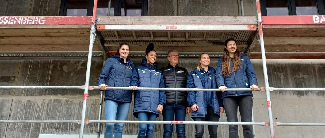 Die Landeshauptstadt Schwerin investiert drei Millionen Euro in die Heimstätte der erfolgreichen SSC-Volleyballerinnen: Der Erweiterungsbau der Palmberg-Arena reicht über drei Etagen. Am Donnerstag wurde Richtfest gefeiert.