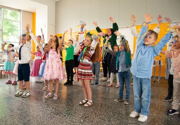 Die Kinder vom Projekt „Kinderbetreuung auf Ukrainisch“ zeigten auf dem Abschlussfest eine tolle Tanzchoreografie, Foto: maxpress