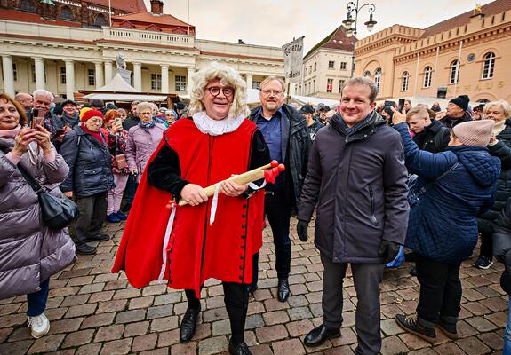 Vom 8. bis 10. November 2024 verwandelt sich die Schweriner Altstadt erneut in einen lebendigen Mittelaltermarkt. Gaukler, Musiker und Feuershows bieten ein buntes Programm, das mit Märchenspielen und dem traditionellen Laternenumzug