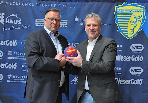 Der neue Mann an der Spitze der Spielbetriebs GmbH der Mecklenburger Stiere heißt Patrick Bischoff. Der 45-jährige Schweriner wird mit der ersten Männermannschaft des Schweriner Traditionsvereins die nächste Saison angehen.