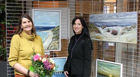 Claudia Kampe aus dem Vorstandsstab begrüßte Ilona Blume zur Eröffnung ihrer Ausstellung in der Sparkasse