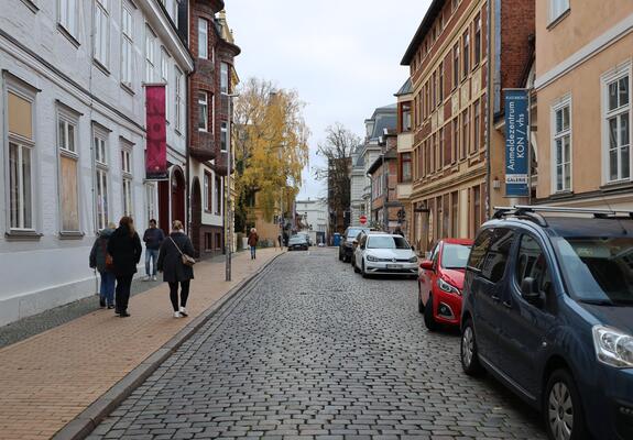 Ausnahmeregelung zum zonenübergreifenden Bewohnerparken wird aufgrund der weiterhin hohen Bauintensität im gesamten Innenstadtbereich und zahlreicher Großbaustellen noch einmal bis Ende 2025 verlängert.