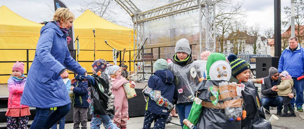 Unter diesem Motto lädt der SDS - Stadtwirtschaftliche Dienstleistungen Ende März zum traditionellen Frühjahrsputz ein und bringt Menschen jeden Alters aus der Stadt zusammen.