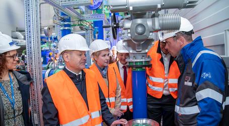 Gemeinsam setzten Bundeskanzler Scholz, Ministerpräsidentin Schwesig, Oberbürgermeister Dr. Badenschier, Stadtwerke-Geschäftsführer Dr. Wolf die Anlage in Gang