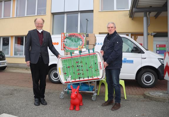 Der Betriebsratsvorsitzende der Stadtwerke, Torsten Leixnering (r.) übergibt die Spenden an den Vereinsvorsitzenden der Kinderkrebshilfe Prof. Dr. Peter Clemens