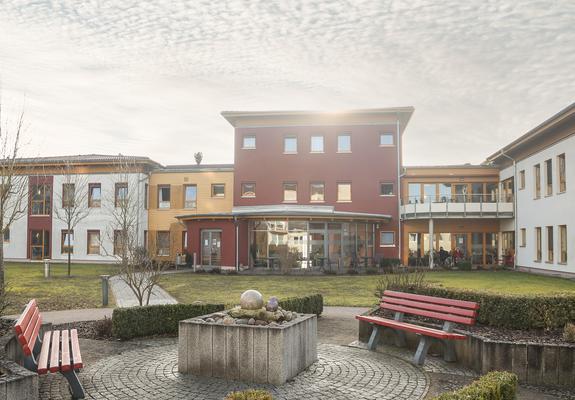 60 Plätze in Einzel- und Doppelzimmern bietet das 2008 gebaute Haus am Stadtrand von Parchim. In den Gebäuden verteilen sich vier Wohnbereiche, die den vier Jahreszeiten zugeordnet sind.