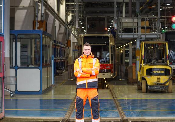 Julien Roulier (Foto) ist geborener Schweizer und macht seine Ausbildung zum Elektroniker für Betriebstechnik beim Nahverkehr. Er liebt es, in der Höhe, an der frischen Luft und im Team zu arbeiten.