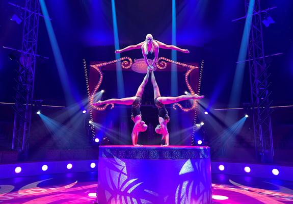 Die ukrainischen Akrobatinnen vom Trio Bellissimo beeindrucken mit ihrer Körperbeherrschung und Balance