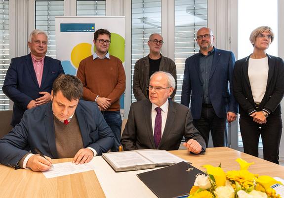 Andreas Lange (l.) unterzeichnete im November 2019 die Gründungsurkunde des Klima Allianz Schwerin e.V.