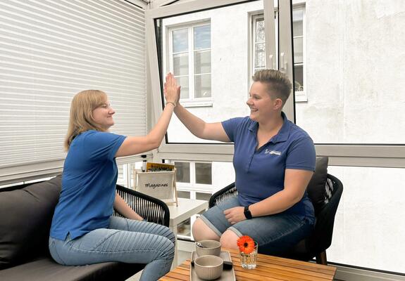 Etwas Neues zu wagen, zahlt sich aus: Wencke Weidemann (Foto r.) und Vanessa Freitag (l.) kommen ursprünglich aus dem Einzelhandel.