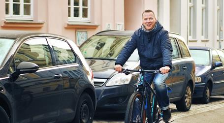 Mit viel Schwung und Freude radelt Markus Ahrens auf seinem neuen Mountainbike zur Arbeit, Foto: Netzwerk für Menschen