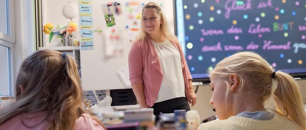 Jette Rosenberg (Foto) ist seit sieben Jahren in der Grundschule Neumühle als Lehrerin tätig. Wieso sie diesen Job gewählt hat und worauf sich zukünftige Neumühler Grundschüler freuen können, erzählt sie im Interview.