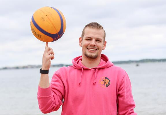 Alltags hat Marvin Tabbert (Foto r.) als Maschinen- und Anlagenführer bei Ypsomed ein Auge auf die Produktion von Pens und Injektoren. In seiner Freizeit ist er Basketballtrainer.