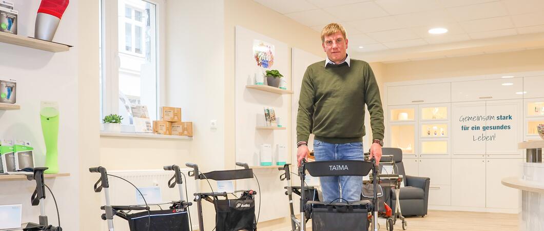 Wer nicht mehr so gut zu Fuß ist, kann sich auf eine Top-Beratung und auf ein breites Angebot an geeigneten Hilfsmitteln von STOLLE verlassen. Im Dezember laden die Experten exklusiv zum Rollator-Spezial mit besonders günstigen Angeboten