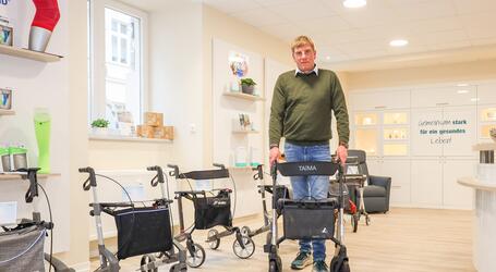 Wer nicht mehr so gut zu Fuß ist, kann sich auf eine Top-Beratung und auf ein breites Angebot an geeigneten Hilfsmitteln von STOLLE verlassen. Im Dezember laden die Experten exklusiv zum Rollator-Spezial mit besonders günstigen Angeboten