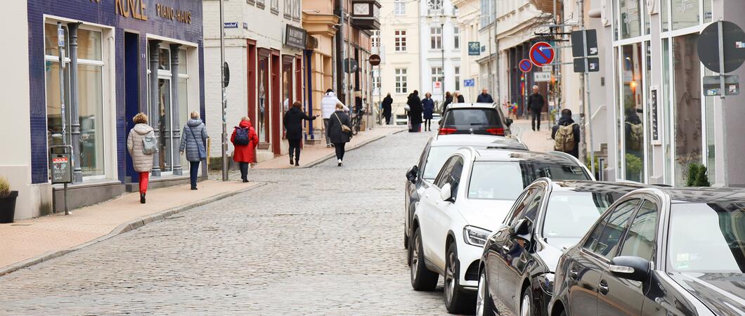 Der Gehweg in der Puschkinstraße ist schmal, und Autos sowie Transporter kommen Passanten dabei gelegentlich gefährlich nahe.