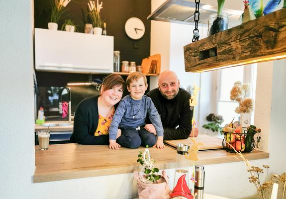 Stefanie und Friedemann Blümel mit Sohn John an ihrer neuen Durchreiche von der Küche zum WohnzimmerFoto: maxpress