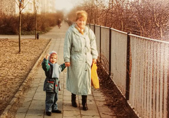 Rosina Tardel (l.) und ihr Enkel Janko im Jahr 1992