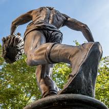 Skulptur-Denkmal-Schwerin-David-gegen-Goliath c maxpress content 1