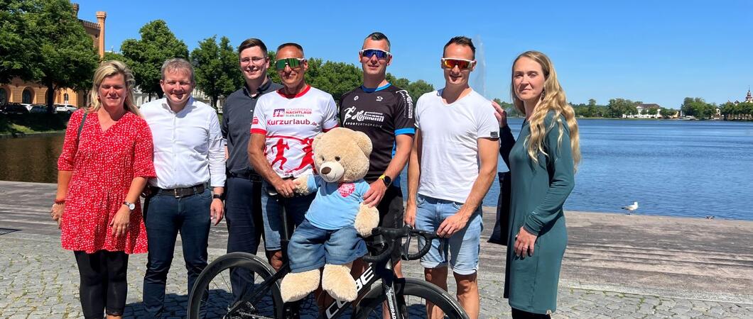 Vier Fahrer, 500 Kilometer, 24 Stunden – mit einer Extremradtour durch Mecklenburg-Vorpommern sammeln Radsportler aus Schwerin Spenden für wohltätige Zwecken. In diesem Jahr steht die Kinderhospizarbeit im Mittelpunkt.