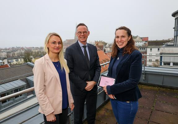 Kreiswahlleiterin Juliane Rickert, ihre Stellvertreterin Anja Buske und der für den Fachdienst Bürgerservice zuständige Beigeordnete Silvio Horn arbeiten mit Hochdruck an den  Vorbereitungen für die bevorstehende Bundestagswahl